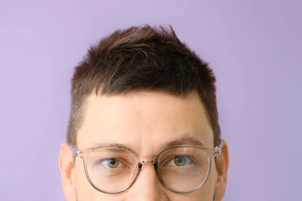 Stilig Man Med Glasögon Färg Bakgrund Närbild — Stockfoto