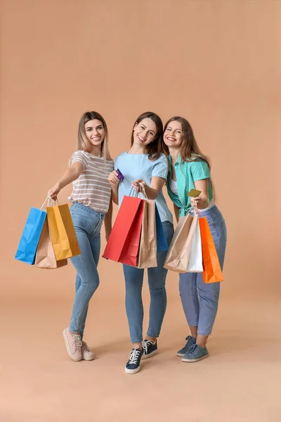 Jonge Vrouwen Met Creditcards Boodschappentassen Kleur Achtergrond — Stockfoto