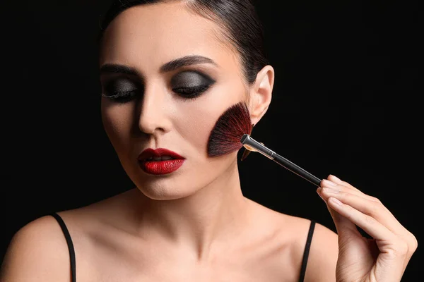 Beautiful Young Woman Applying Makeup Dark Background — Stock Photo, Image