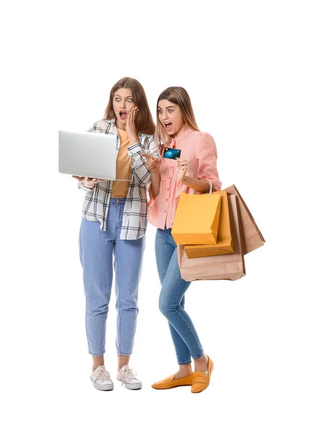 Sorprendió Las Mujeres Jóvenes Con Ordenador Portátil Bolsas Compras Sobre — Foto de Stock