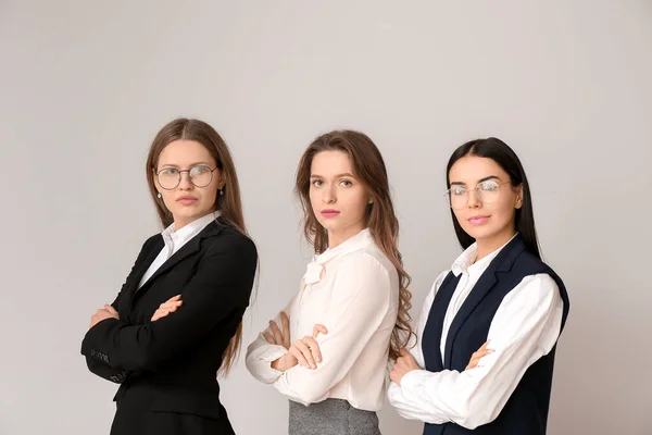 Schöne Junge Geschäftsfrauen Auf Hellem Hintergrund — Stockfoto