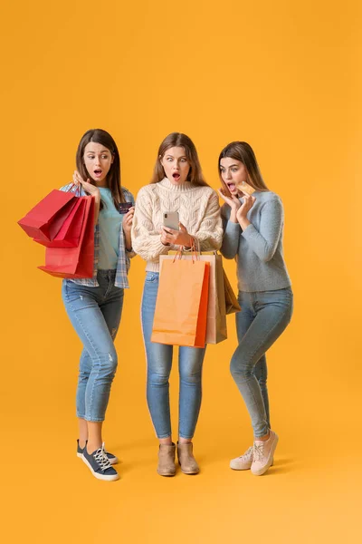 Young Women Mobile Phone Shopping Bags Color Background — Stock Photo, Image