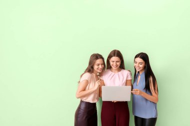 Renkli dizüstü bilgisayarlı güzel iş kadınları