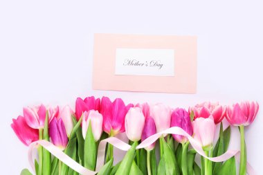 Anneler Günü için açık arkaplanda güzel çiçekler