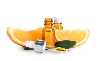 Beyaz arka planda portakal yağı şişeleri