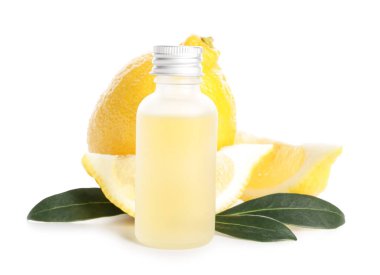 Beyaz arka planda bir şişe limon yağı