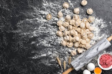 Koyu arkaplanda lezzetli hamur tatlısı yapmak
