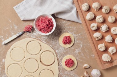 Renkli arkaplanda lezzetli hamur tatlısı yapmak