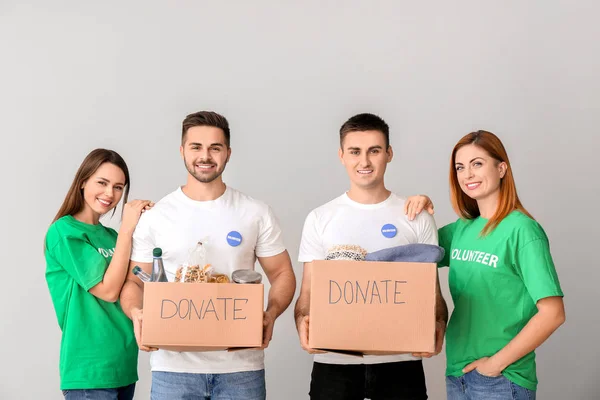 Voluntarios Con Donaciones Para Pobres Sobre Fondo Claro — Foto de Stock