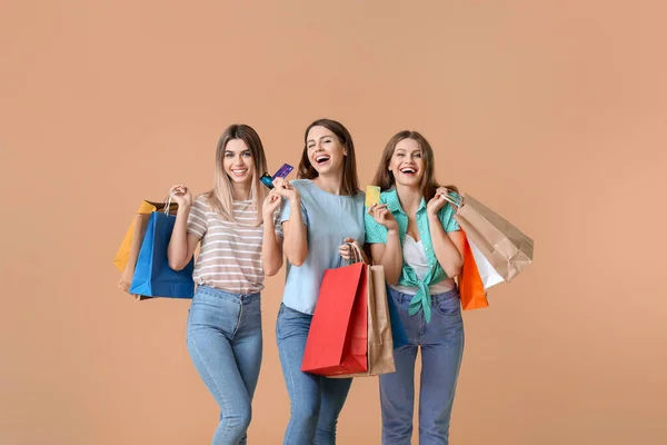 Fiatal Nők Hitelkártyák Bevásárló Táskák Színes Háttér — Stock Fotó