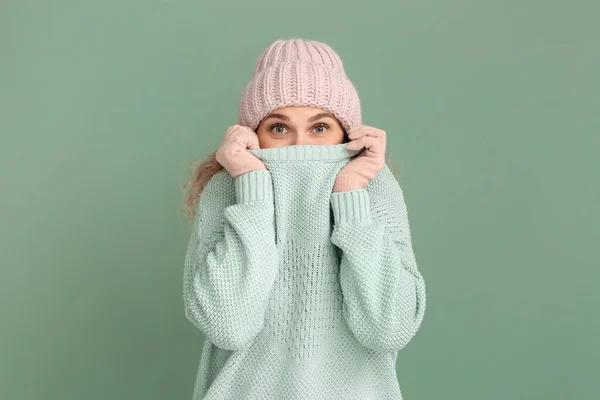 Mulher Bonita Suéter Quente Fundo Cor — Fotografia de Stock