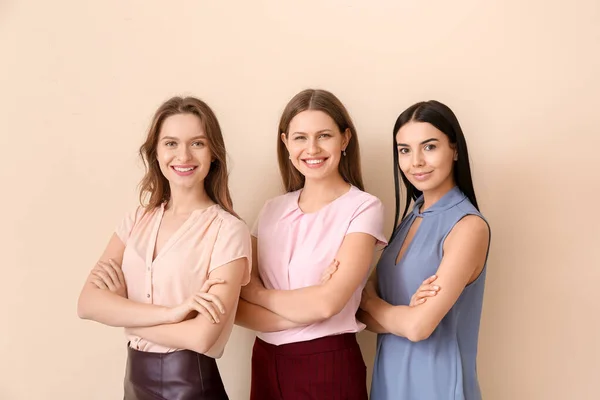 Schöne Junge Geschäftsfrauen Auf Farbigem Hintergrund — Stockfoto