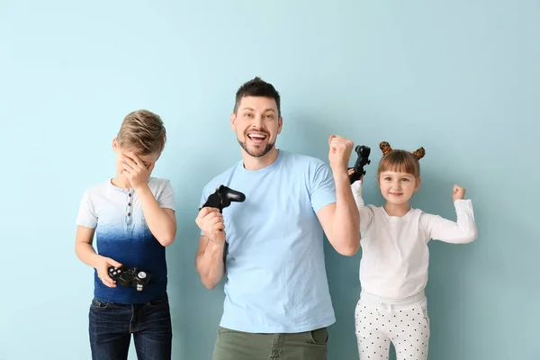 Pai Seus Filhos Pequenos Jogar Jogos Vídeo Sobre Fundo Cor — Fotografia de Stock