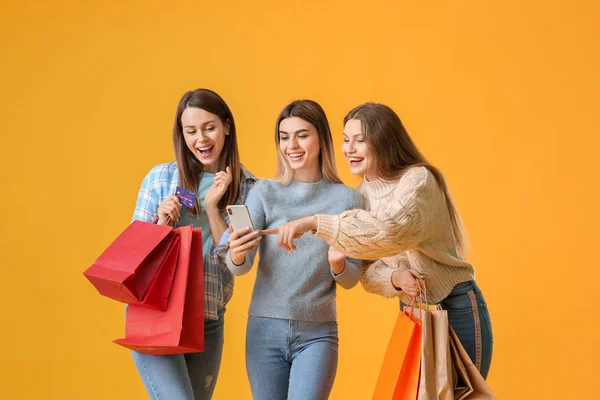 Jeunes Femmes Avec Téléphone Portable Sacs Provisions Sur Fond Couleur — Photo