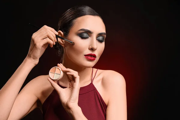 Beautiful Young Woman Applying Makeup Dark Background — Stock Photo, Image