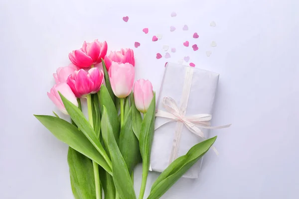 Bukett Med Vackra Blommor Och Gåva Ljus Bakgrund — Stockfoto