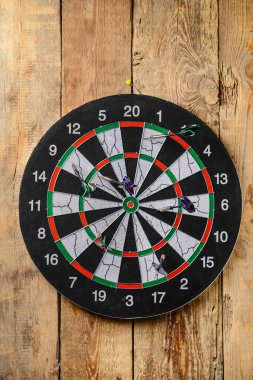 Dartboard tahta duvarda asılı.