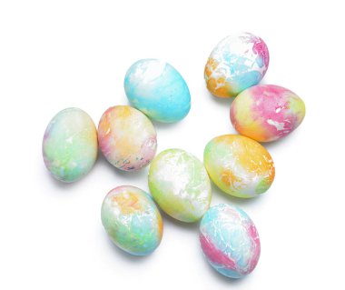 Beyaz arka planda güzel Paskalya yumurtaları