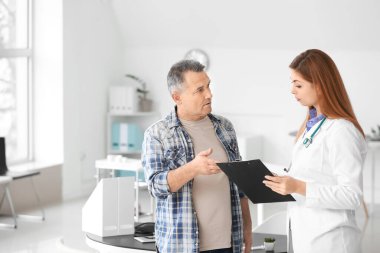 Klinikteki doktoru ziyaret eden olgun bir adam.