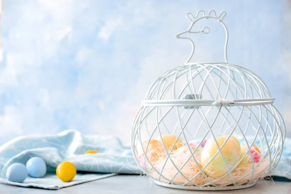 有漂亮复活节彩蛋的篮子 — 图库照片