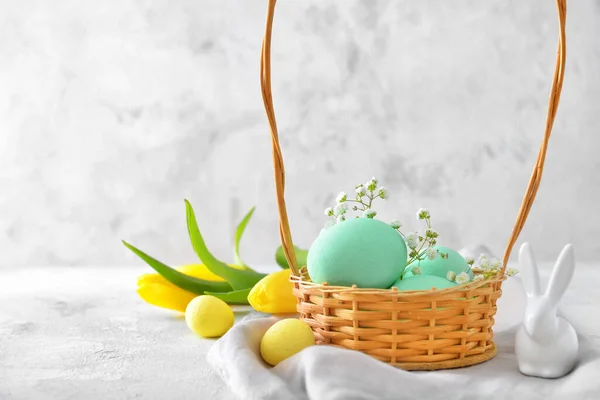 Basket Beautiful Easter Eggs Light Background — Stock Photo, Image