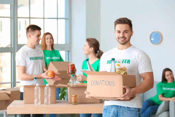 Equipo Voluntarios Con Productos Interiores — Foto de Stock