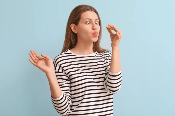 Lustige Junge Frau Mit Kaugummi Auf Hellem Hintergrund — Stockfoto