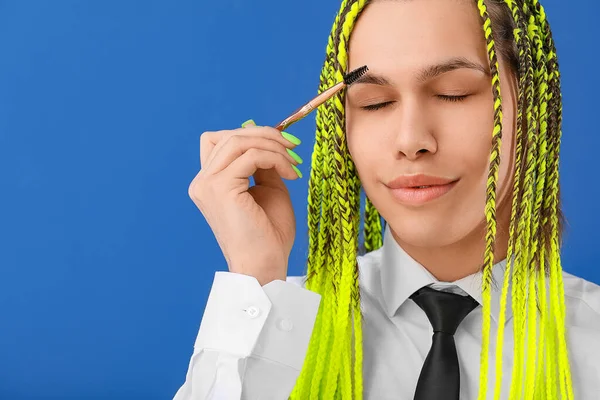 Mujer Transgénero Aplicando Maquillaje Contra Fondo Color — Foto de Stock