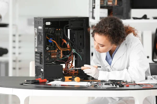 Técnico Eletrônico Que Trabalha Centro Serviço — Fotografia de Stock