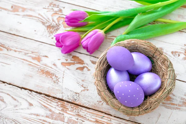 Fészek Gyönyörű Húsvéti Tojásokkal Virágokkal Asztalon — Stock Fotó