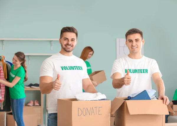 Voluntarios Con Donaciones Para Pobres Interior — Foto de Stock