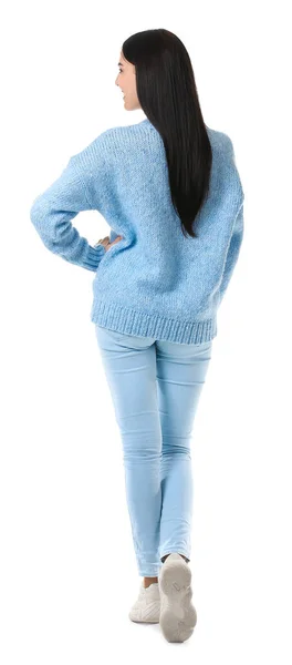白い背景に暖かいセーターの美しい若い女性 バックビュー — ストック写真