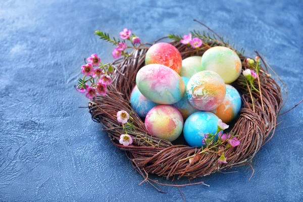 Гнездо Красивыми Пасхальными Яйцами Фоне Цвета — стоковое фото