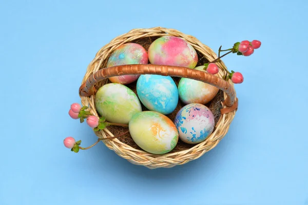 Cesto Con Belle Uova Pasqua Sfondo Colori — Foto Stock