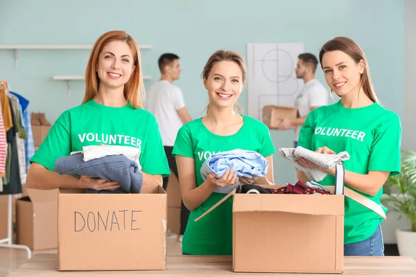 Voluntarios Con Donaciones Para Pobres Interior — Foto de Stock