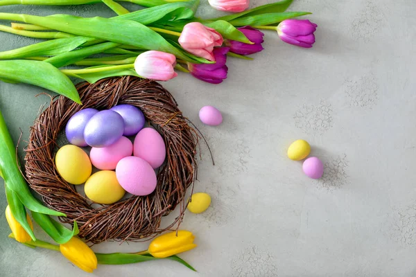 Fészket Gyönyörű Húsvéti Tojást Virágok Szürke Háttér — Stock Fotó