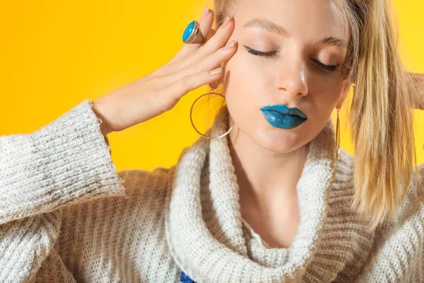 Mujer Joven Con Maquillaje Creativo Suéter Cálido Sobre Fondo Color —  Fotos de Stock