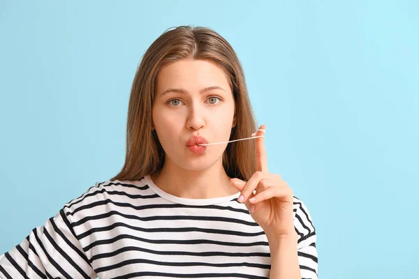 Grappige Jonge Vrouw Met Kauwgom Kleur Achtergrond — Stockfoto