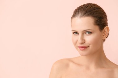 Renkli arka planda güzel bir genç kadın. Estetik ameliyat kavramı