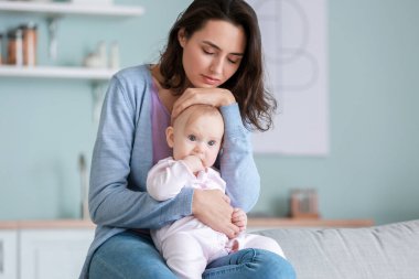 Evde doğum sonrası depresyon geçiren genç bir kadın var.