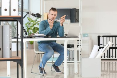 Hizmet merkezinde çalışan elektronik teknisyen