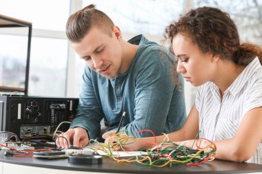 Servis merkezinde çalışan elektronik teknisyenler.