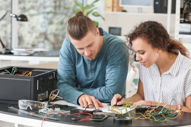 Servis merkezinde çalışan elektronik teknisyenler.