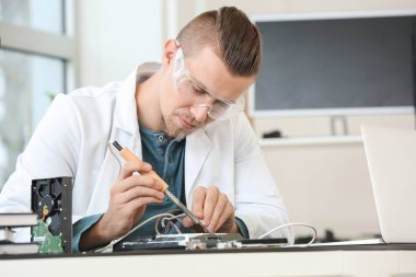 Hizmet merkezinde çalışan elektronik teknisyen
