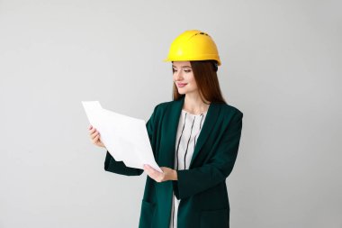 Işık arkaplanında çizimleri olan kadın mühendis