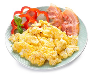 Beyaz arka planda lezzetli omlet ve pastırma tabağı.