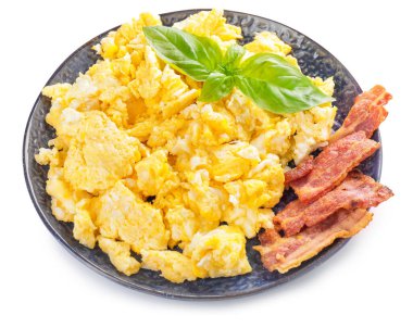 Beyaz arka planda çırpılmış yumurta ve pastırma tabağı.