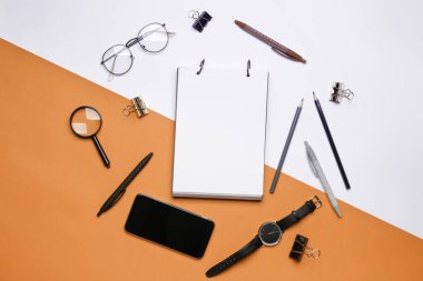 Okul gereçleri ve renkli cep telefonlu defter