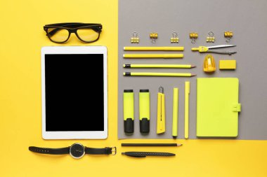 Renkli tablet bilgisayarlı okul gereçleri