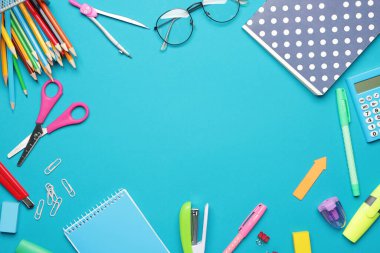 Renkli arka planda okul malzemelerinden yapılmış çerçeve
